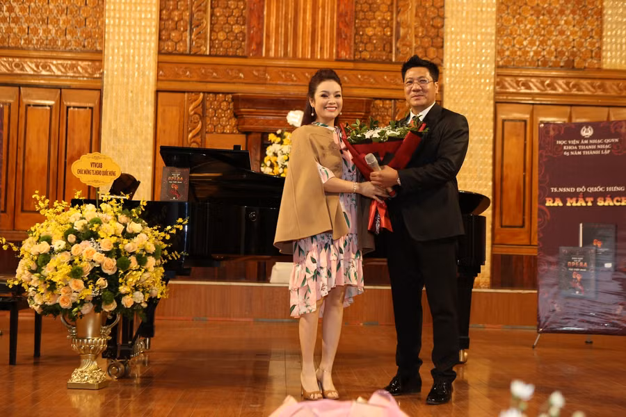 TS. NSND Đỗ Quốc Hưng đón nhận sự chúc mừng trong buổi ra mắt sách