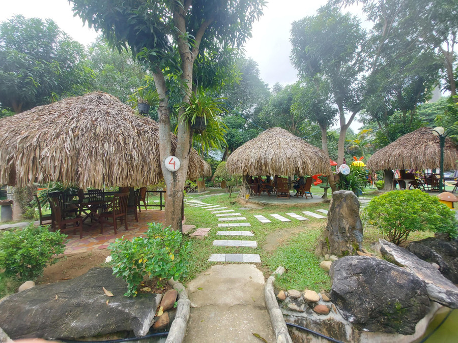 Nhiều công trình, chòi được Công ty Cổ phần Dạ Lan xây dựng trong diện tích hơn 9.000m2 nằm ngoài GCNQSDĐ.