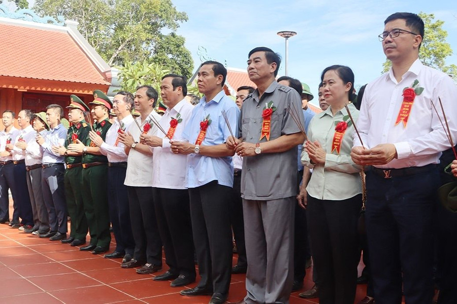 Lãnh đạo Trung ương, địa phương và các đại biểu tiến hành nghi lễ dâng hương. (Ảnh: Vũ Long)