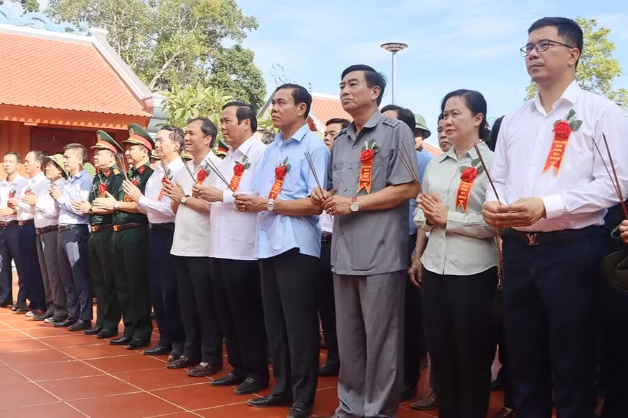 Lãnh đạo Trung ương, địa phương và các đại biểu tiến hành nghi lễ dâng hương. (Ảnh: Vũ Long)