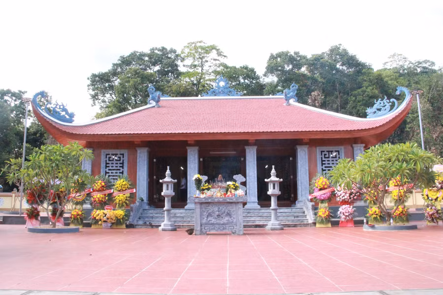 Chính điện Đền thờ....