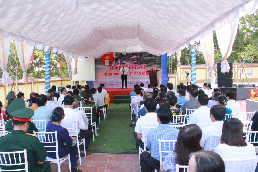 Lễ khánh thành Đền thờ anh hùng liệt sĩ tại hồ Kẻ Gỗ được tổ chức long trọng. (Ảnh: Vũ Long)