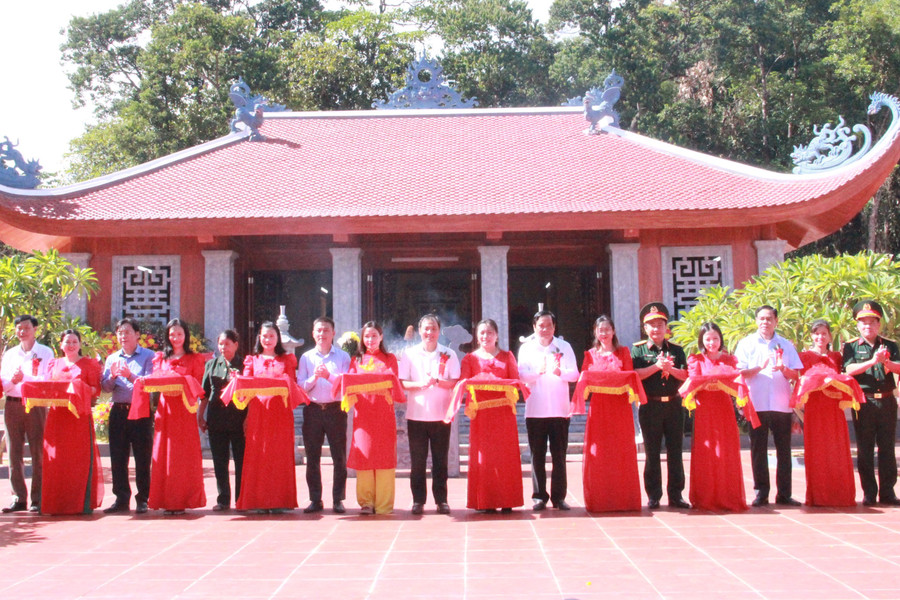 Lễ cắt băng khánh thành Đền thờ anh hùng liệt sĩ tại hồ Kẻ Gỗ. (Ảnh: Vũ Long)