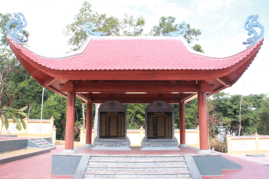 ... và khu vực Nhà bia được xây dựng để khắc ghi tên tuổi, tưởng nhớ, tri ân các anh hùng liệt sỹ đã hy sinh vì độc lập, tự do của đất nước. (Ảnh: Vũ Long)