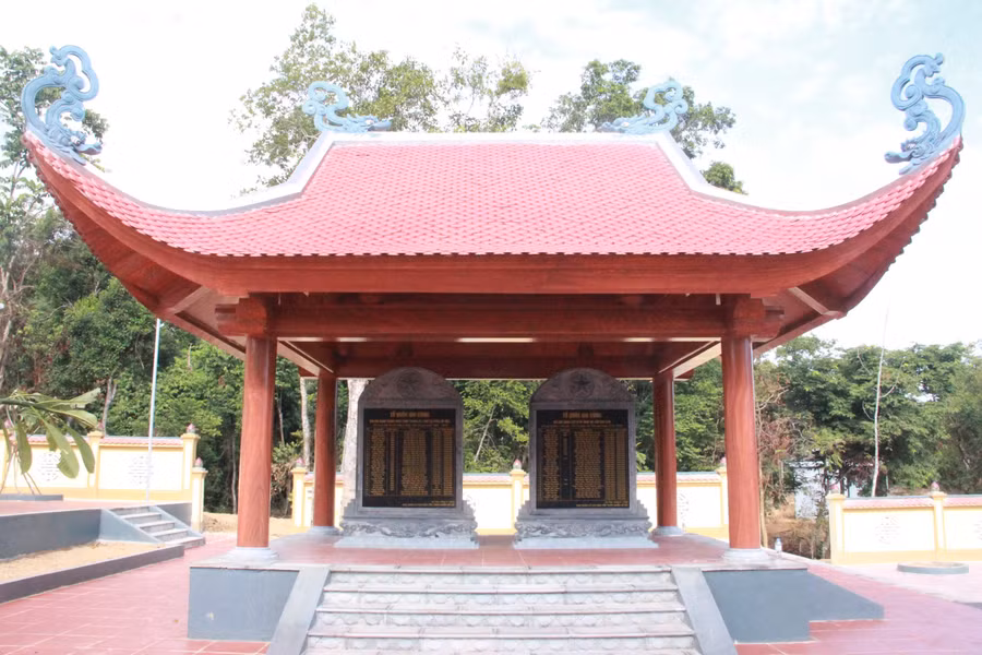 ... và khu vực Nhà bia được xây dựng để khắc ghi tên tuổi, tưởng nhớ, tri ân các anh hùng liệt sỹ đã hy sinh vì độc lập, tự do của đất nước. (Ảnh: Vũ Long)