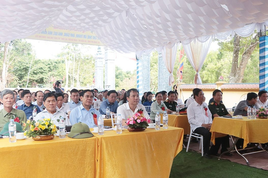 Tham dự buổi lễ có ông Nguyễn Thanh Bình - Chủ tịch Hội Người cao tuổi Việt Nam; ông Hoàng Trung Dũng - Bí thư Tỉnh ủy Hà Tĩnh; ông Võ Trọng Hải - Chủ tịch UBND tỉnh Hà Tĩnh, cùng các sở, ban, ngành, nhà tài trợ, thân nhân liệt sỹ và các nhân chứng lịch sử. (Ảnh: Vũ Long)