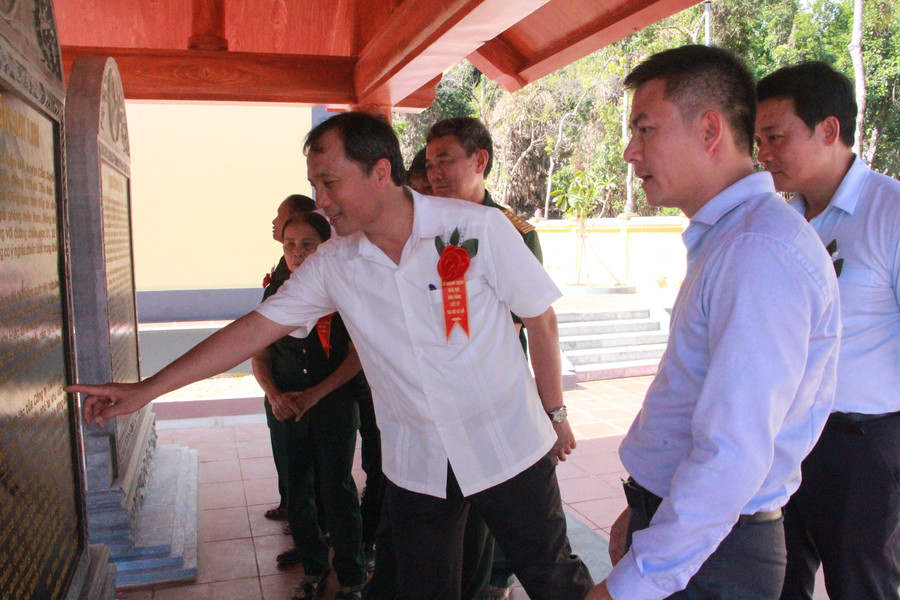 Bí thư Tỉnh ủy cũng đề nghị tiếp tục huy động nguồn lực nhằm xây dựng hoàn thành các hạng mục còn lại; thực hiện tốt nhiệm vụ quản lý, chăm sóc công trình. (Ảnh: Vũ Long)