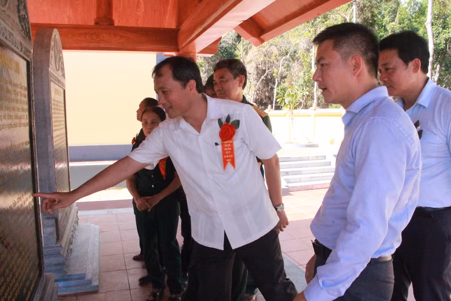 Bí thư Tỉnh ủy cũng đề nghị tiếp tục huy động nguồn lực nhằm xây dựng hoàn thành các hạng mục còn lại; thực hiện tốt nhiệm vụ quản lý, chăm sóc công trình. (Ảnh: Vũ Long)