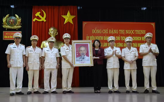 Phó Chủ tịch nước Đặng Thị Ngọc Thịnh tặng di ảnh Bác Hồ cho cán bộ, chiến sĩ Công an tỉnh Thái Nguyên Phó Chủ tịch nước Đặng Thị Ngọc Thịnh tặng di ảnh Bác Hồ cho cán bộ, chiến sĩ Công an tỉnh Thái Nguyên