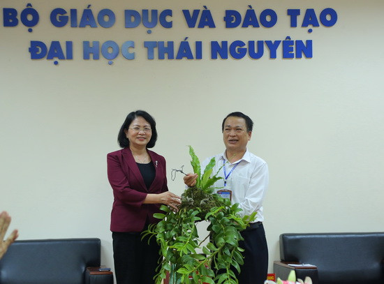 GS.TS Phạm Hồng Quang tặng Phó Chủ tịch nước Đặng Thị Ngọc Thịnh giò lan quý, sản phẩm của ĐH Thái Nguyên ươm tạo. Ảnh: Việt Hà