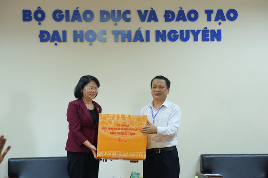 Phó Chủ tịch nước Đặng Thị Ngọc Thịnh tặng quà chúc mừng ĐH Thái Nguyên trước thềm năm học mới. Ảnh: Việt Hà