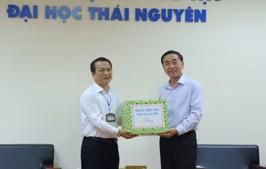 Ông Trần Quốc Tỏ, Bí thư Tỉnh ủy Thái Nguyên tặng quà cho ĐH Thái Nguyên nhân dịp khai giảng năm học mới. Ảnh: Việt Hà