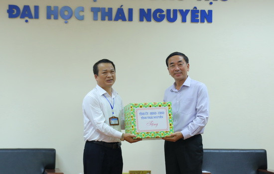 Ông Trần Quốc Tỏ, Bí thư Tỉnh ủy Thái Nguyên tặng quà cho ĐH Thái Nguyên nhân dịp khai giảng năm học mới. Ảnh: Việt Hà