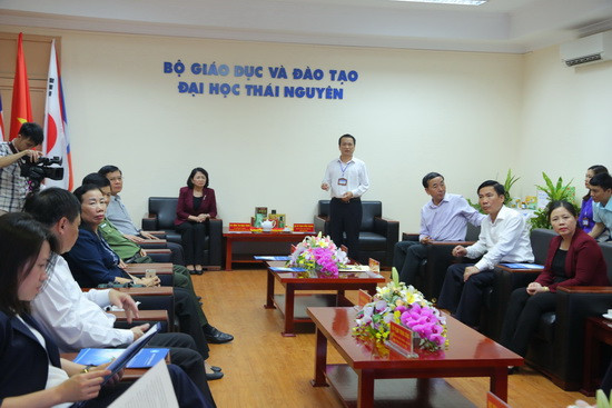 GS.TS Phạm Hồng Quang báo cáo với Phó Chủ tịch nước cùng đoàn công tác tại buổi làm việc. Ảnh: Việt Hà