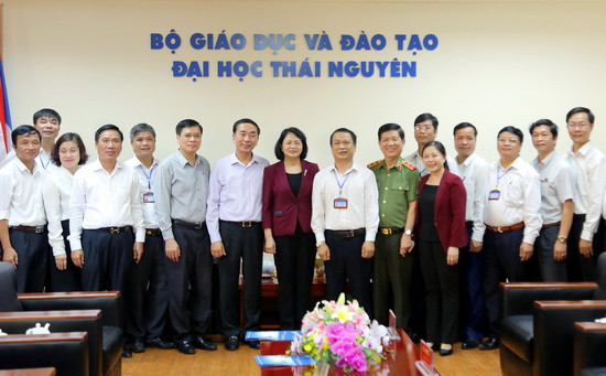 Phó Chủ tịch nước Đặng Thị Ngọc Thịnh cùng Ban Giám đốc ĐH Thái Nguyên và Hiệu trưởng các trường thành viên. Ảnh: Việt Hà