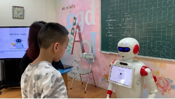 Robot Bonbon có thể hỗ trợ dạy tiếng Anh, giao tiếp và vui chơi với học sinh tiểu học. 