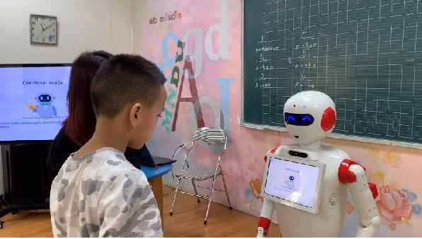 Robot Bonbon có thể hỗ trợ dạy tiếng Anh, giao tiếp và vui chơi với học sinh tiểu học. 