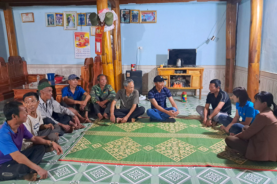 Bà con trong bản thăm gia đình anh Cụt Văn Phách sau khi anh từ Đài Loan trở về. Bà con trong bản thăm gia đình anh Cụt Văn Phách sau khi anh từ Đài Loan trở về.