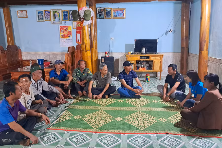 Bà con trong bản thăm gia đình anh Cụt Văn Phách sau khi anh từ Đài Loan trở về.