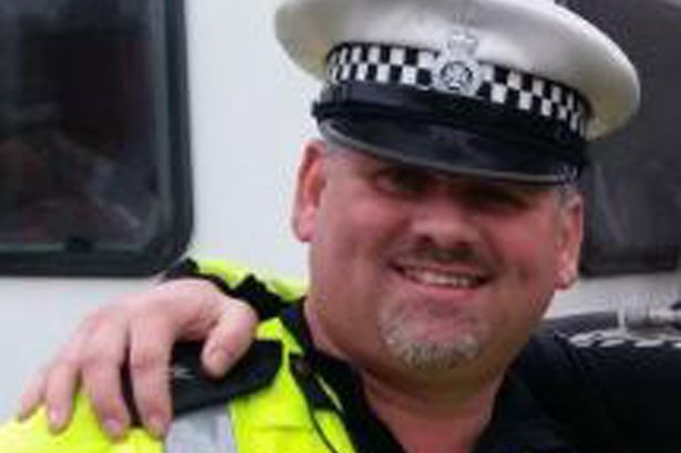 Cảnh sát Steve Hutton bắt tên trộm xe hơi sau khi giả tiếng chó sủa hôm 6/6. Ảnh: Hãng tin Wessex. Cảnh sát Steve Hutton bắt tên trộm xe hơi sau khi giả tiếng chó sủa hôm 6/6. Ảnh: Hãng tin Wessex.