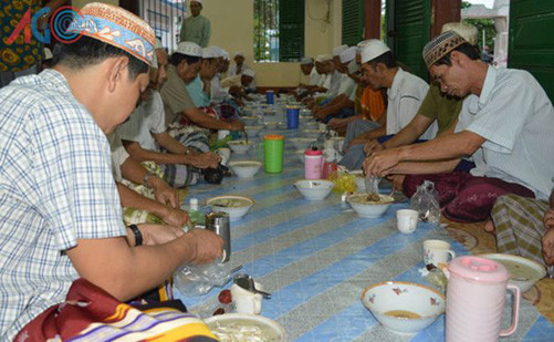 Đồng bào Chăm đón mừng tháng ăn chay Ramadan ảnh 3 Đồng bào Chăm đón mừng tháng ăn chay Ramadan ảnh 3