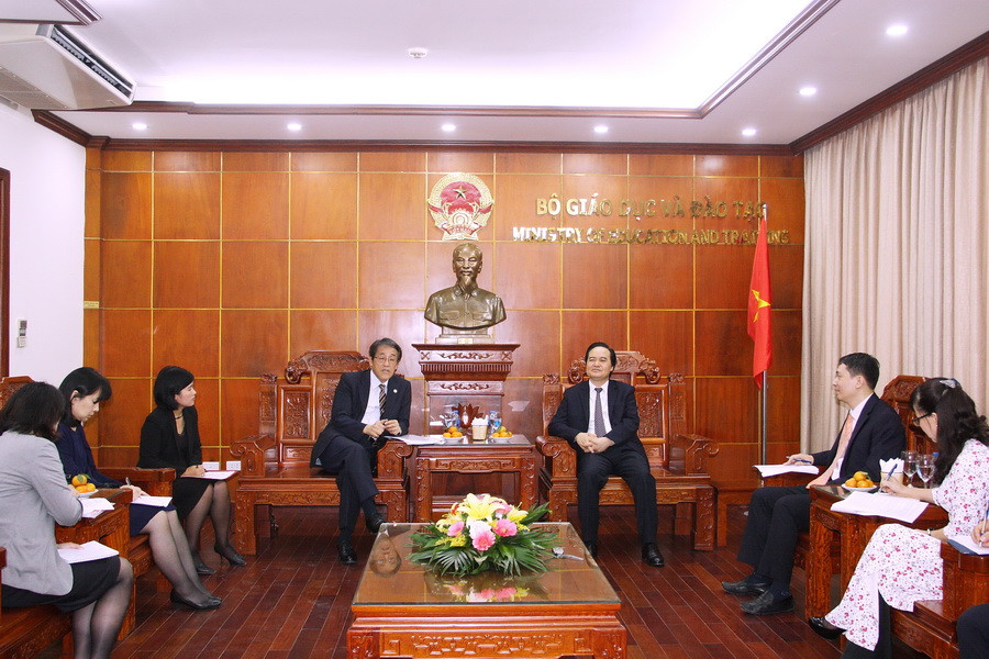 Bộ trưởng Phùng Xuân Nhạ cùng Ngài Umeda Kunio bàn về những vấn đề trong hợp tác lĩnh vực giáo dục Việt Nam – Nhật Bản thời gian tới. Bộ trưởng Phùng Xuân Nhạ cùng Ngài Umeda Kunio bàn về những vấn đề trong hợp tác lĩnh vực giáo dục Việt Nam – Nhật Bản thời gian tới.