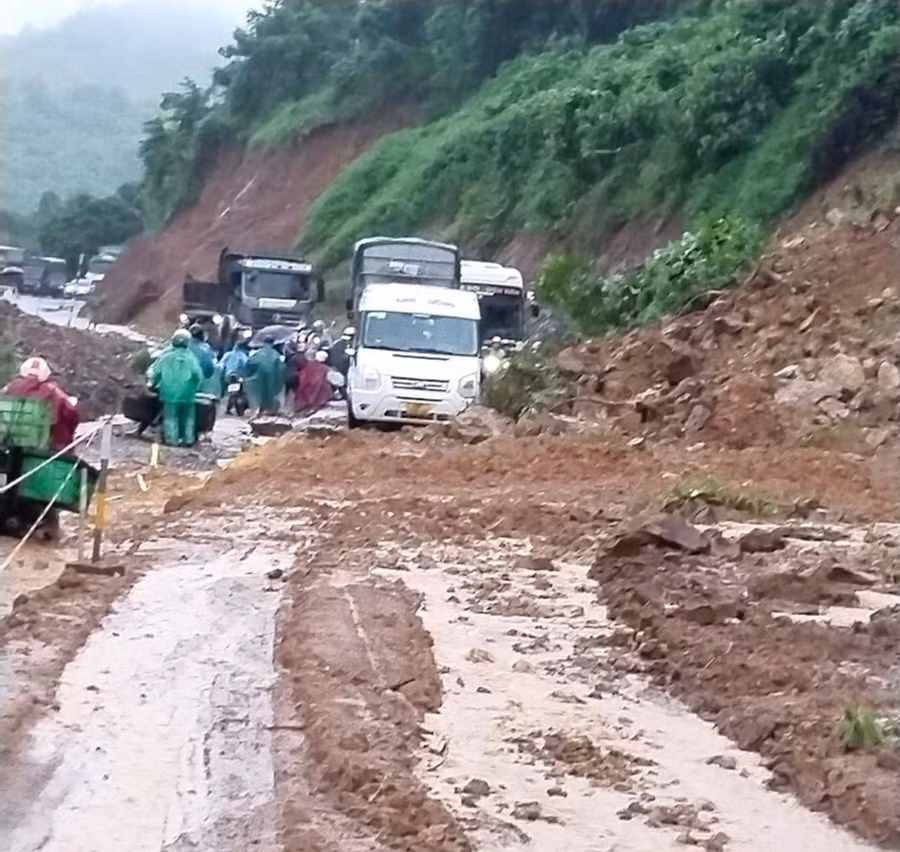 Bùn đất lấp đầy lòng đường Quốc lộ 6 gây gián đoạn giao thông.