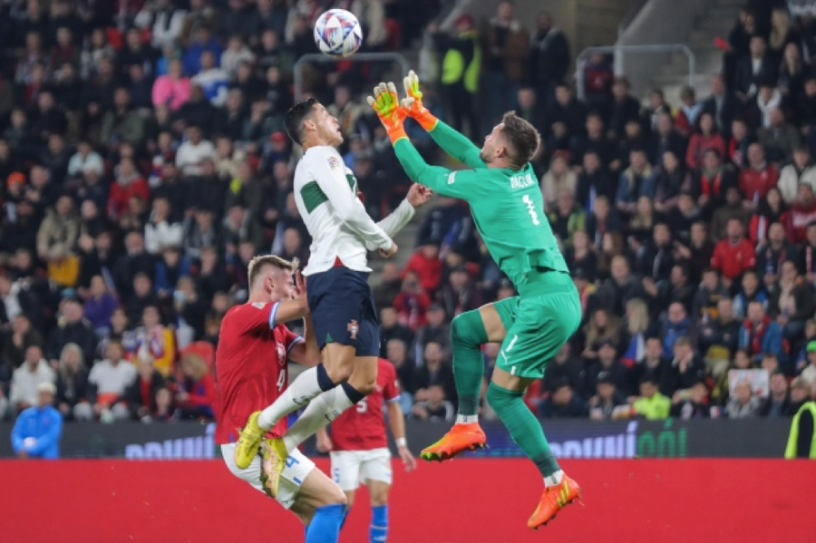 Ronaldo bị thủ môn Tomas Vaclik đấm trúng mặt. Ronaldo bị thủ môn Tomas Vaclik đấm trúng mặt.