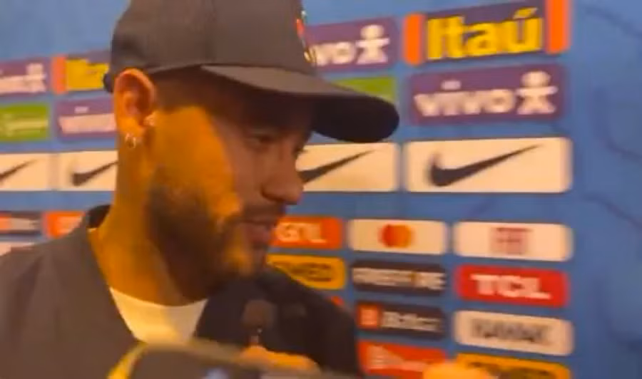 Neymar lộ vẻ căng thẳng khi được hỏi về Mbappe.