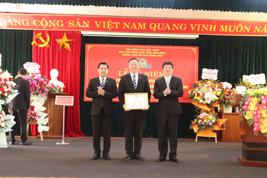 Lãnh đạo Trung tâm nhận Bằng khen của Chủ tịch UBND tỉnh Hòa Bình. Lãnh đạo Trung tâm nhận Bằng khen của Chủ tịch UBND tỉnh Hòa Bình.