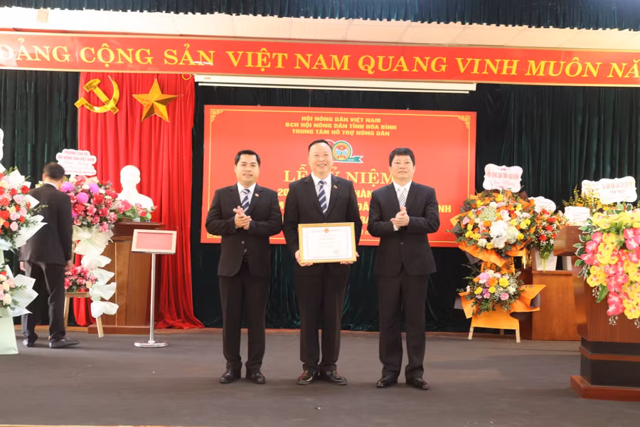 Lãnh đạo Trung tâm nhận Bằng khen của Chủ tịch UBND tỉnh Hòa Bình.