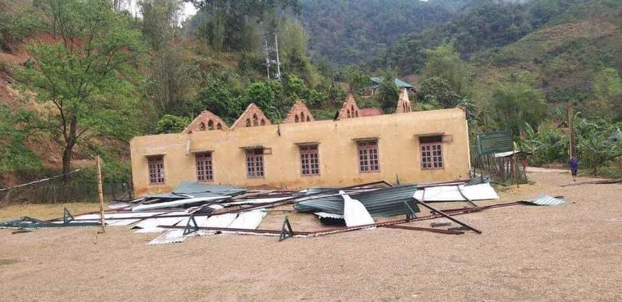 Điểm trường ở xã Mường Và bị tốc mái tôn. Điểm trường ở xã Mường Và bị tốc mái tôn.