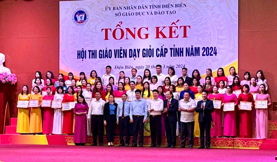 Các giáo viên và đại biểu chụp ảnh lưu niệm. Các giáo viên và đại biểu chụp ảnh lưu niệm.