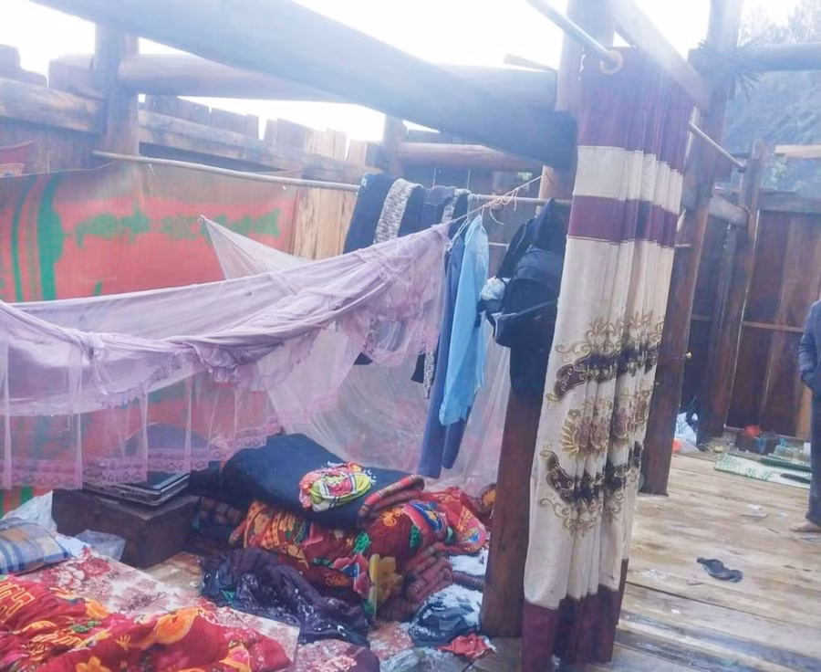 Mưa đá khiến cuộc sống của bà con bị đảo lộn.