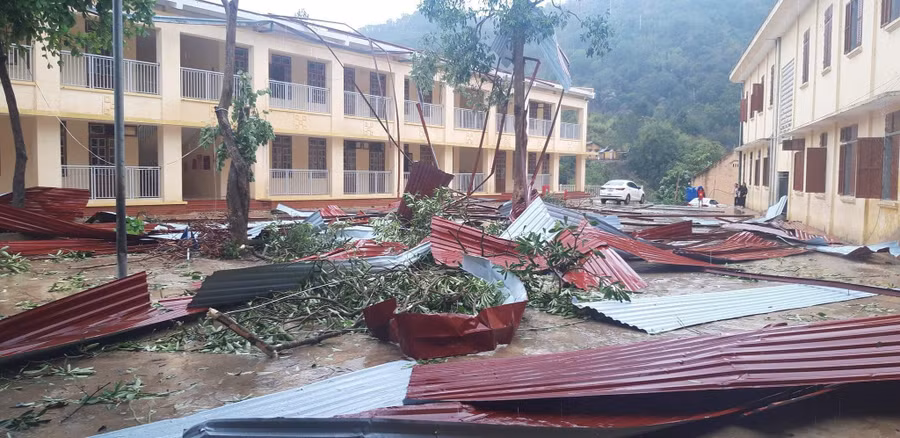  Mưa đá kèm dông lốc làm gãy đổ 1 số cây xanh trong sân trường thuộc xã Mường Lèo.