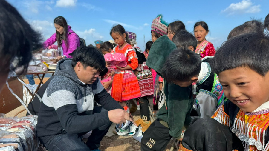 Trẻ em bản Nậm Nghiệp vui mừng khi được nhận giầy, dép mới. Trẻ em bản Nậm Nghiệp vui mừng khi được nhận giầy, dép mới.