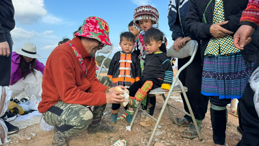 Thành viên CLB Biz36 tận tay xỏ giầy cho trẻ em bản Nậm Nghiệp. Thành viên CLB Biz36 tận tay xỏ giầy cho trẻ em bản Nậm Nghiệp.