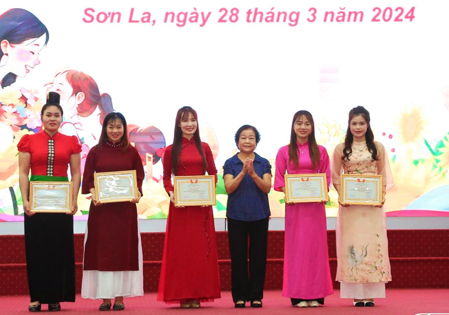 Đại diện Hội Cựu giáo chức tỉnh Sơn La tặng giấy khen cho các cá nhân.