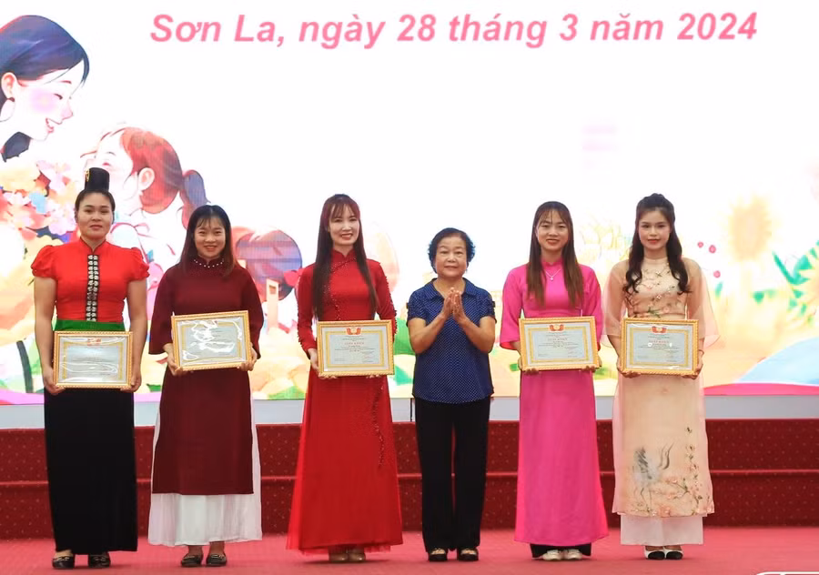 Đại diện Hội Cựu giáo chức tỉnh Sơn La tặng giấy khen cho các cá nhân.