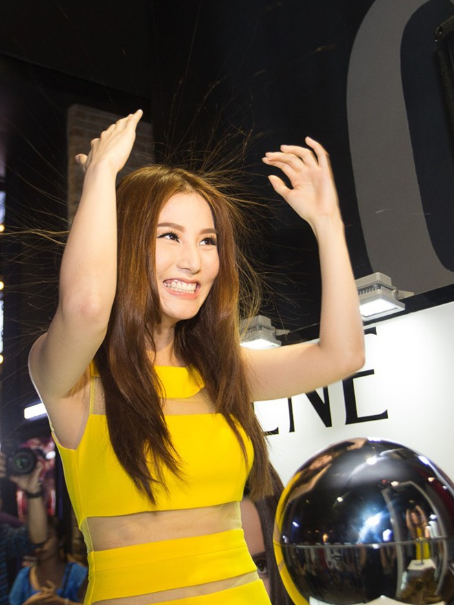Khi nhìn thấy mái tóc của mình dựng đứng lên một cách ngộ nghĩnh trong gương, Diễm My không khỏi bật cười. Những sợi tóc dựng lên mỗi lúc một nhiều. Người đẹp không khỏi bật cười với bộ dạng trông thật ngộ nghĩnh của mái tóc. Thậm chí ngay cả khi cô rời tay ra khỏi quả cầu tinh tế, lớp tóc vẫn chưa chịu nằm xuống. Diễm My, Đông Nhi tham gia thử thách tóc trước mặt fan