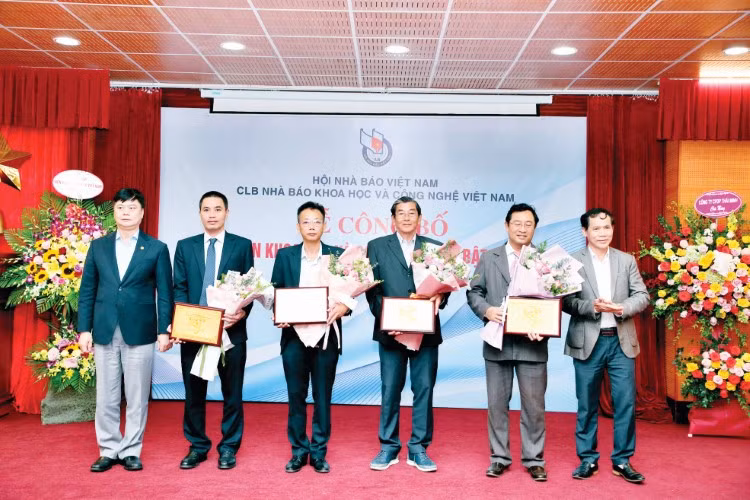 Anh hùng lao động Hồ Quang Cua: Người đàn ông “mang thai” 20 năm sinh ra “gạo vương”