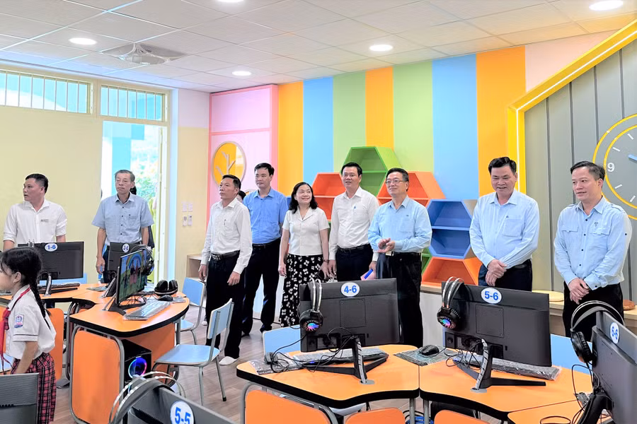 Các đại biểu tham quan phòng học máy tính do Quỹ Minh Đức tài trợ.