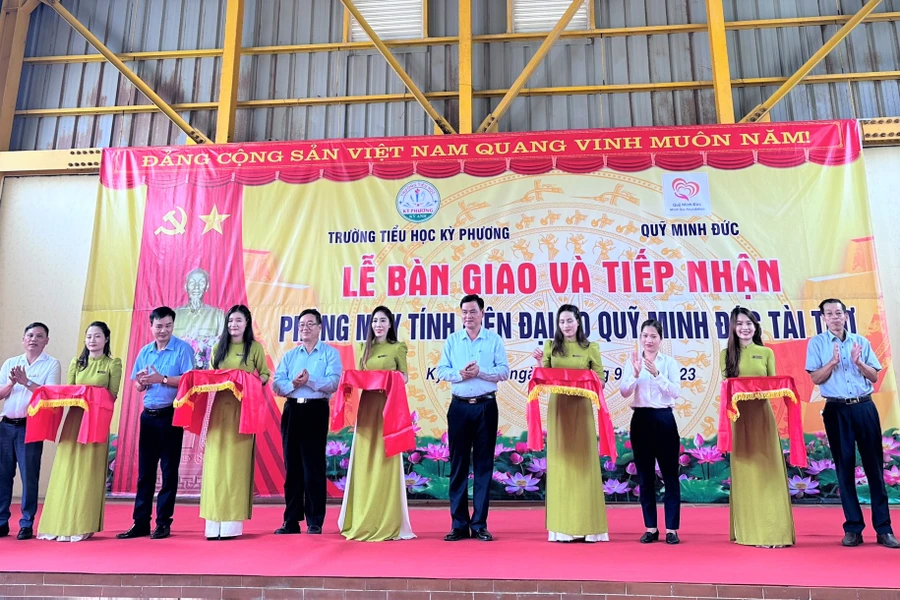 Lễ Bàn giao và tiếp nhận phòng học máy tính hiện đại do Quỹ Minh Đức tài trợ Trường Tiểu học Kỳ Phương.