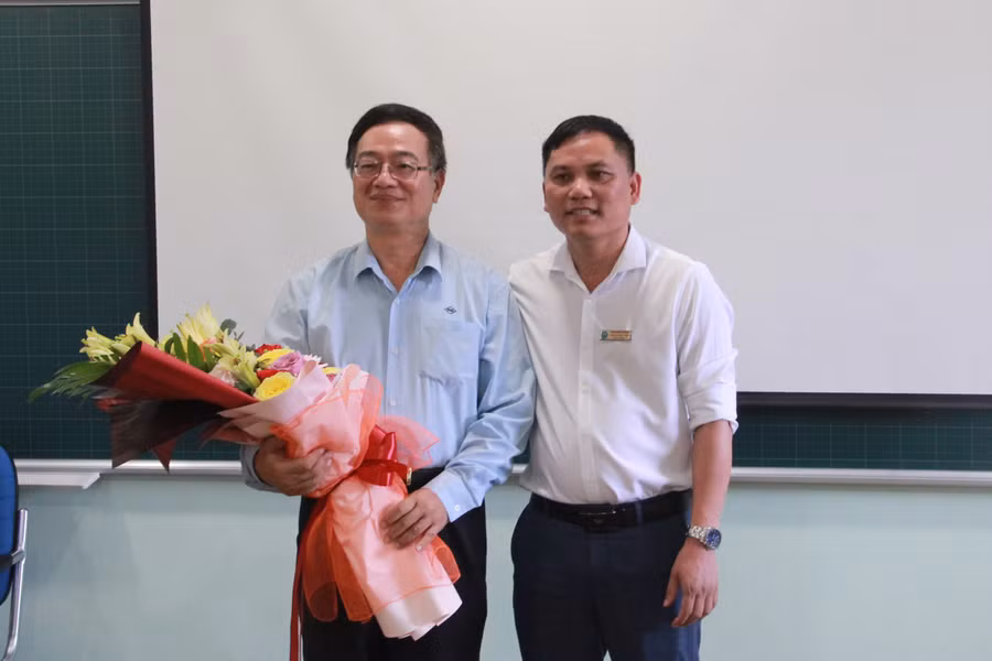 Trường Tiểu học Kỳ Phương tặng hoa cảm ơn đơn vị tài trợ.