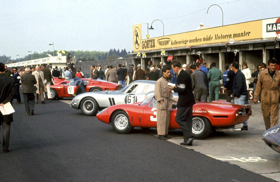 Manfred Ramminger bên chiếc Ferrari 250GTO tại đường đua Nurburgring. Ảnh: IT