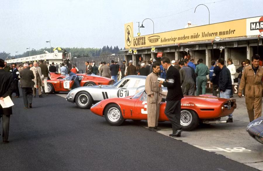 Manfred Ramminger bên chiếc Ferrari 250GTO tại đường đua Nurburgring. Ảnh: IT