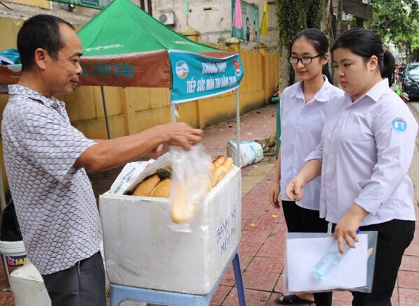Người dân tặng đồ ăn cho thí sinh dự thi THPT quốc gia 2019 Người dân tặng đồ ăn cho thí sinh dự thi THPT quốc gia 2019