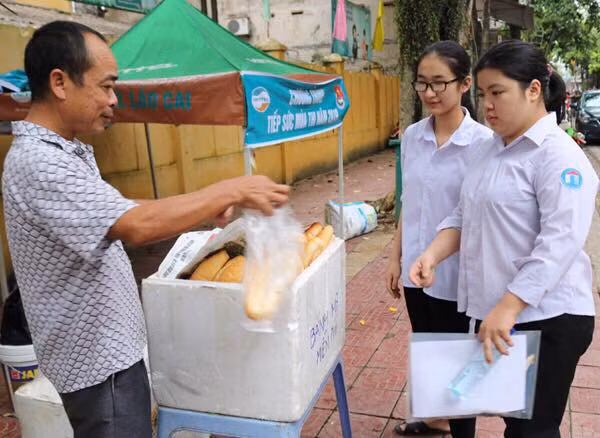 Người dân tặng đồ ăn cho thí sinh dự thi THPT quốc gia 2019