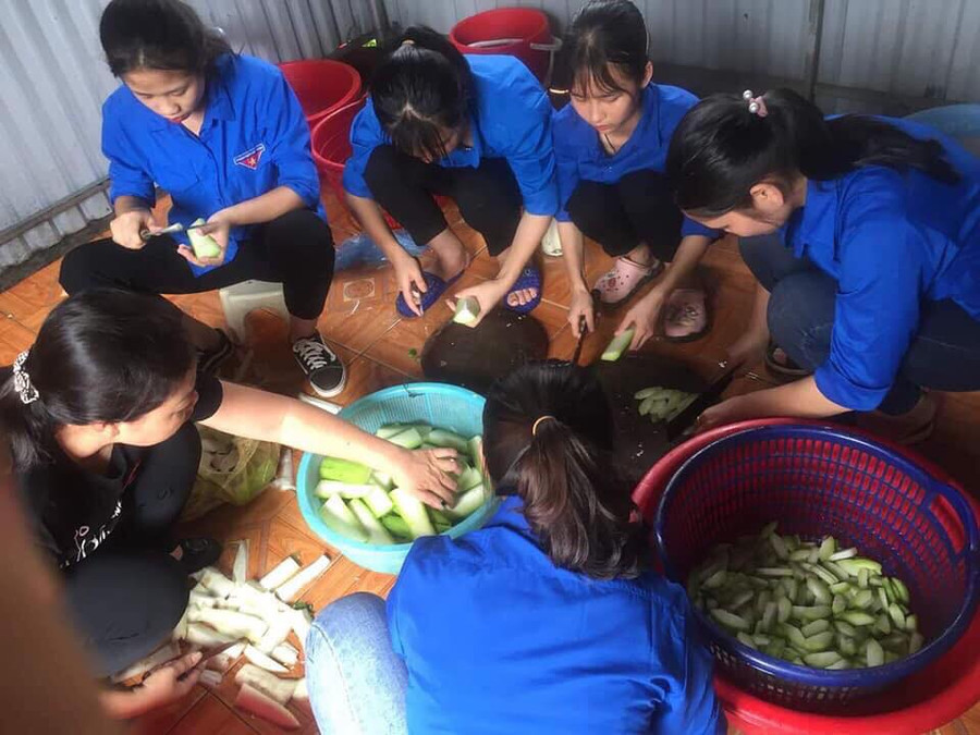 Lực lượng Đoàn thanh niên tham gia nấu ăn phục vụ miễn phí cho hơn 2.000 thí sinh Lào Cai Lực lượng Đoàn thanh niên tham gia nấu ăn phục vụ miễn phí cho hơn 2.000 thí sinh Lào Cai