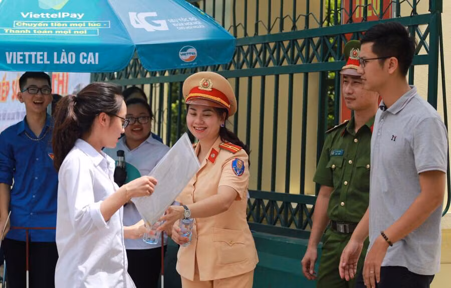 Nữ chiến sĩ cảnh sát tham gia tiếp sức kỳ thi THPT quốc gia tại tỉnh Lào Cai